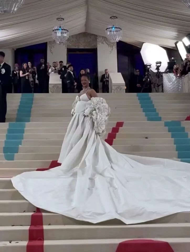 拖把头、海底生化人穿搭，美国这最受瞩目的一夜，如“群魔乱舞”