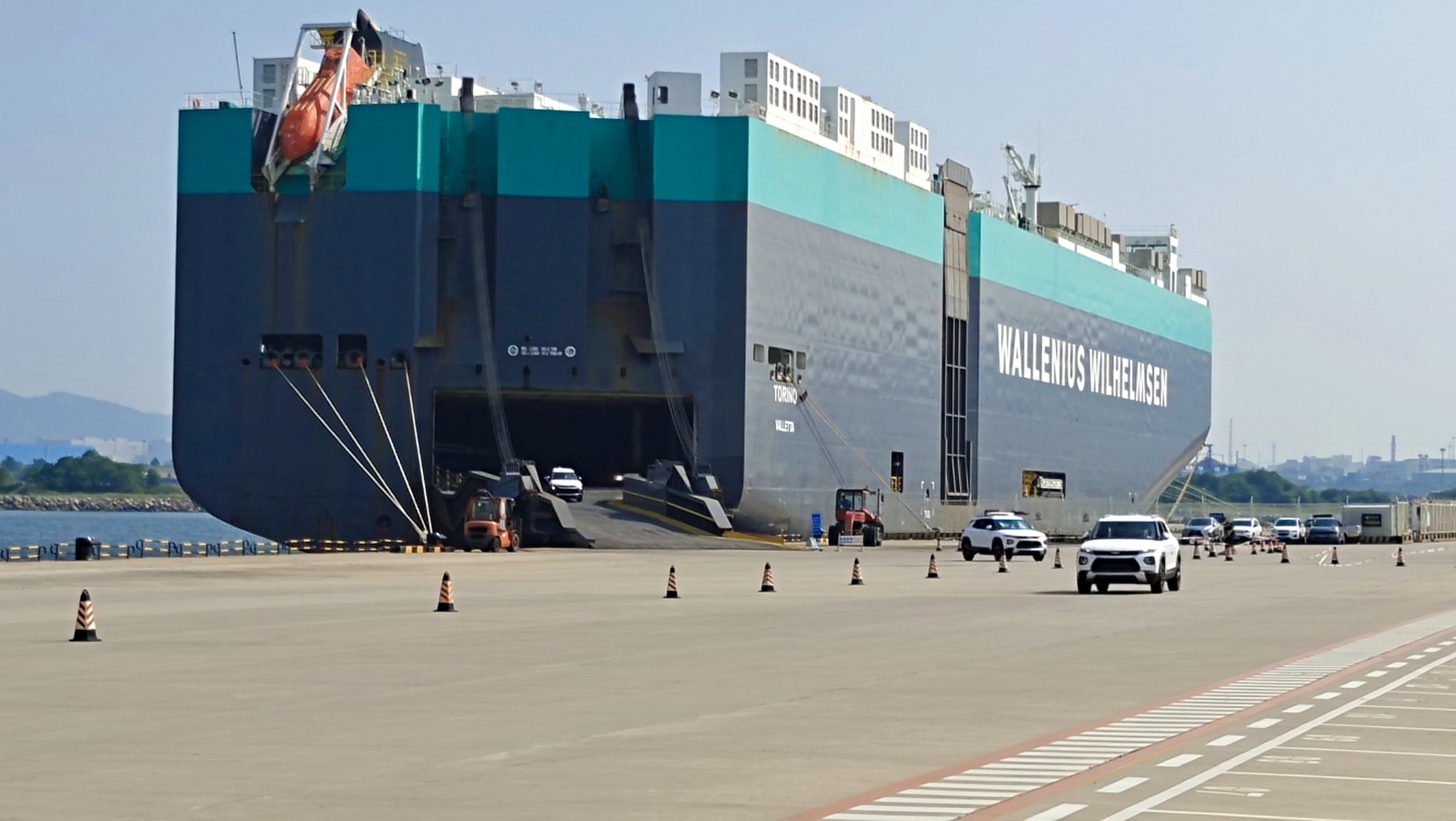 辽港集团开通首条商品车外贸班轮 (辽港集团半年转运商品车近39万辆)