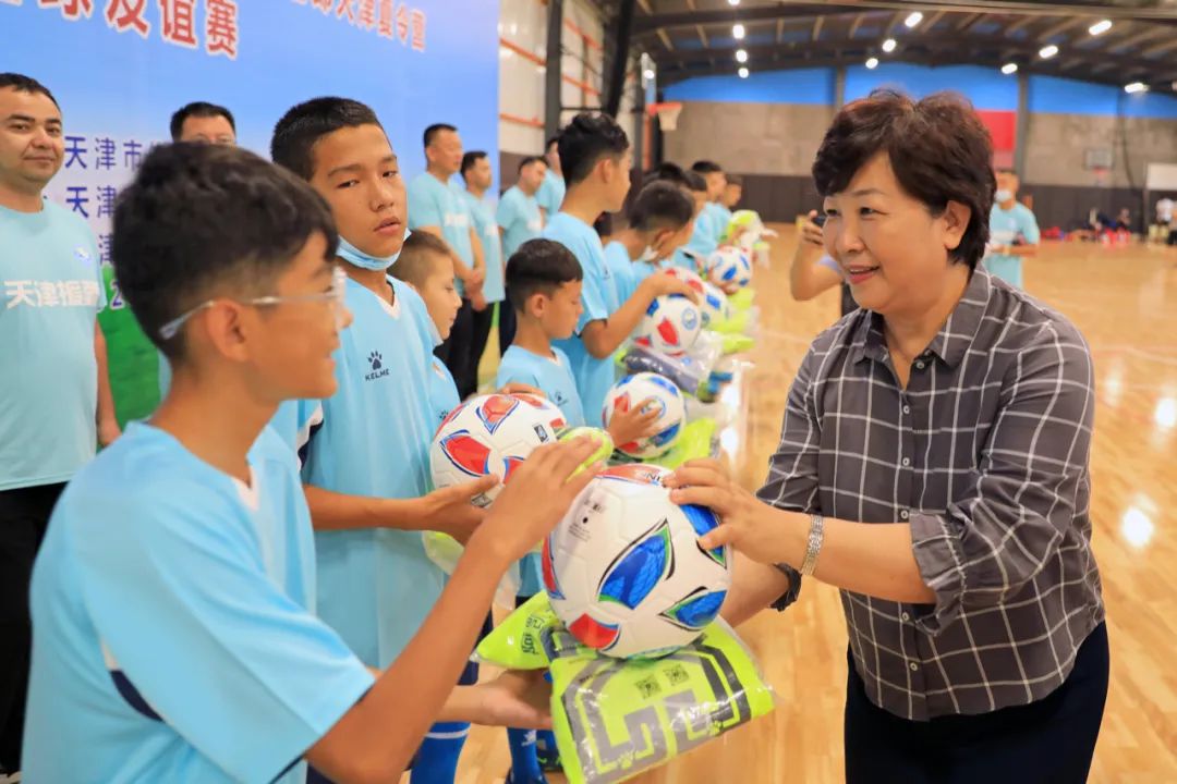 “十城带百县”助力乡村振兴｜“石榴籽一家亲”*疆新**和田足球小巴郎天津夏令营足球友谊赛在津举行