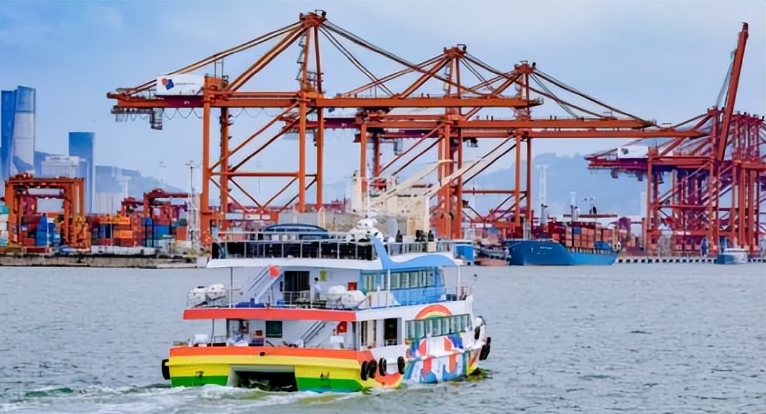 8.15湾TALK早八点：17房企联名请求打击房闹；40亿首座欢乐海岸…