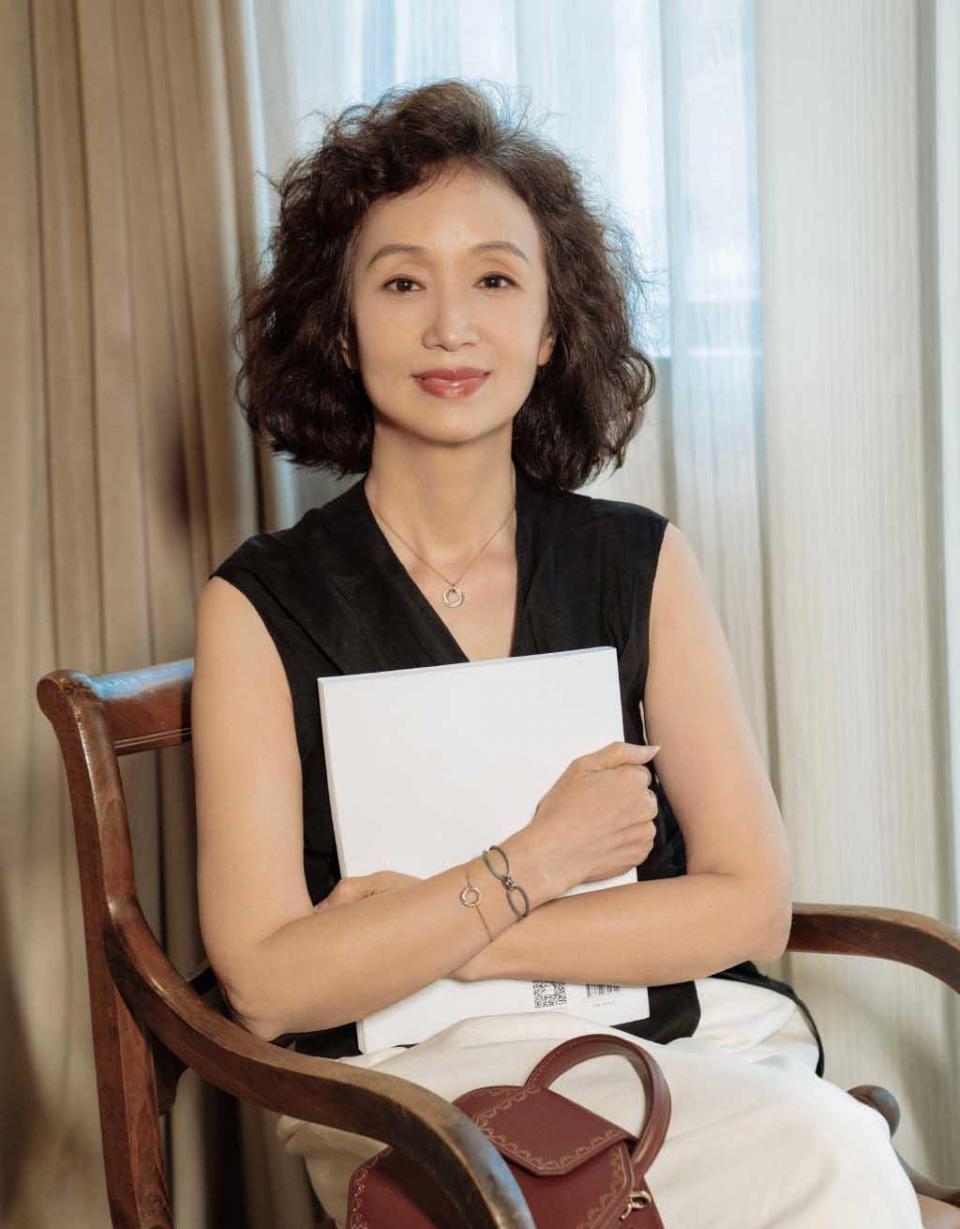 50岁烫小卷中长头发,烫头发女中长发推荐不要太卷