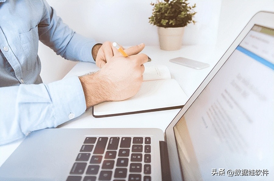 电脑开机显示器键盘鼠标都没反应,电脑开机cpu风扇转显示屏没反应