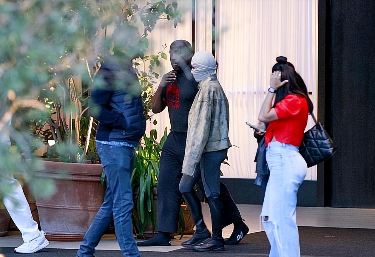 坎爷和24岁新欢出街秋裤,坎爷带妻子出门