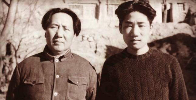 1959年，毛主席站在父母破旧的坟前：别修了，我走了，给我种土