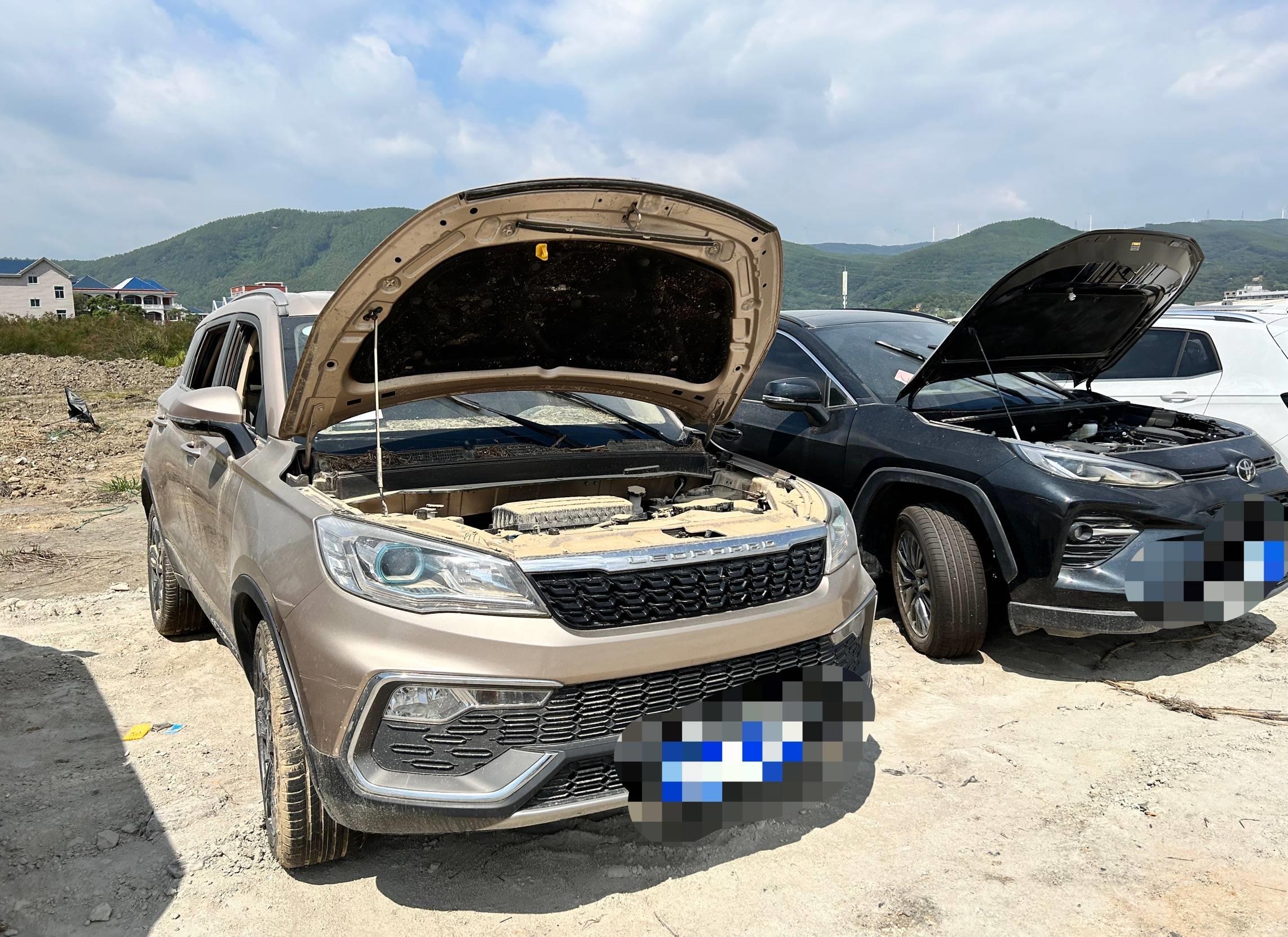 高速公路女子被困车辆着火,女子路遇车起火紧急救援