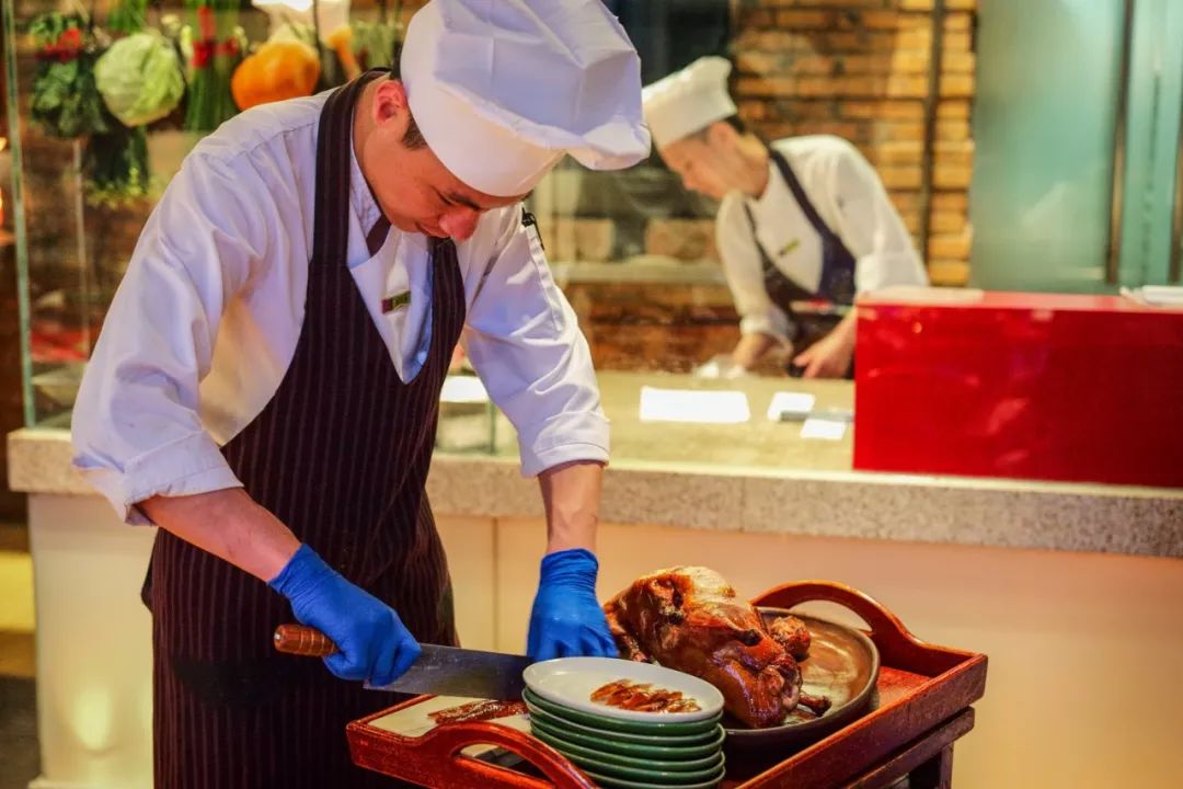配备一星米其林黑珍珠餐厅,比米其林黑珍珠高端的餐厅