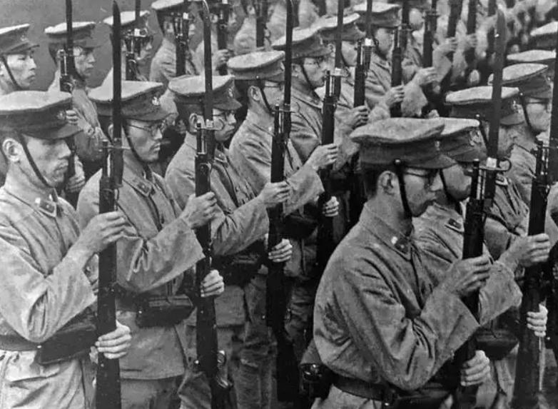 日本民众冒雨反对G7峰会,日本广岛举行g7峰会安全演习