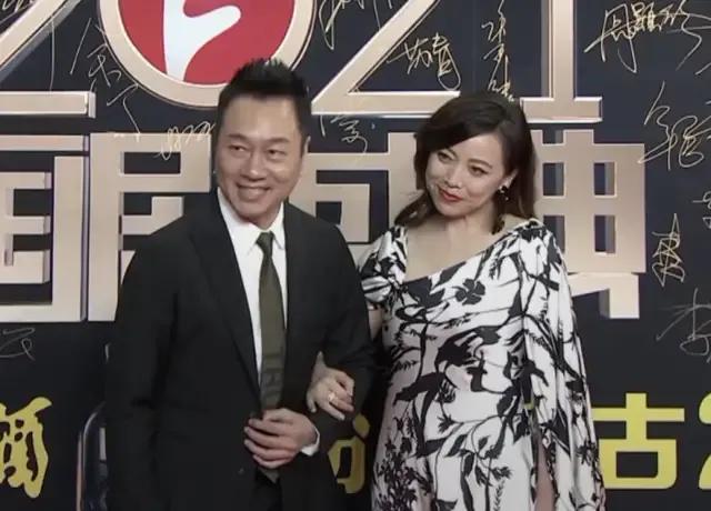 tvb视帝黎耀祥首乘高铁满脸激动,香港tvb视帝黎耀祥