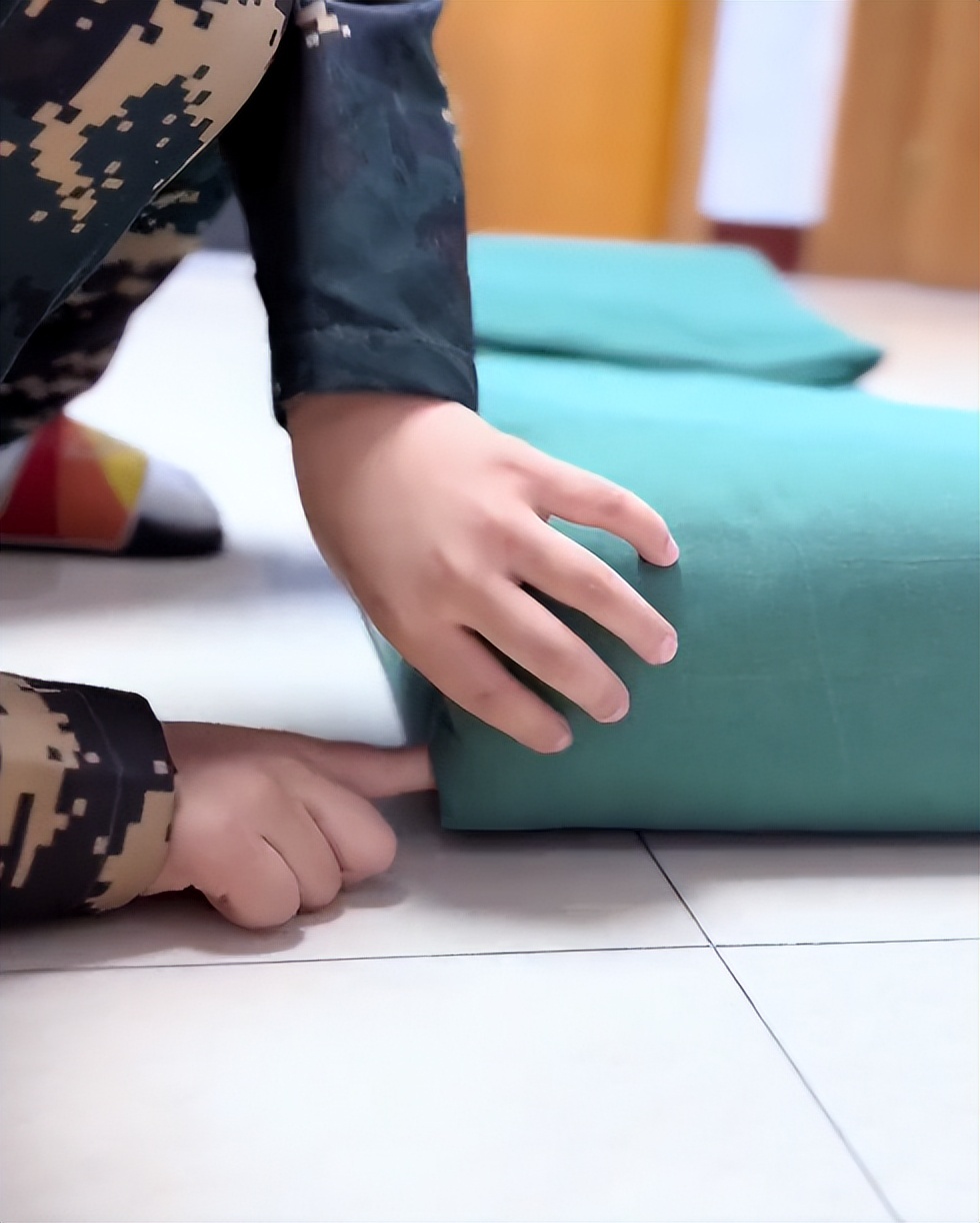 兵王小孩瞪大眼站军姿,五岁小孩军姿走红抖音