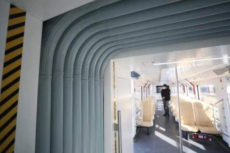 “北京研发、河北制造”，国内首列氢燃料混合动力铰接轻轨车，在河北京车智能制造基地下线