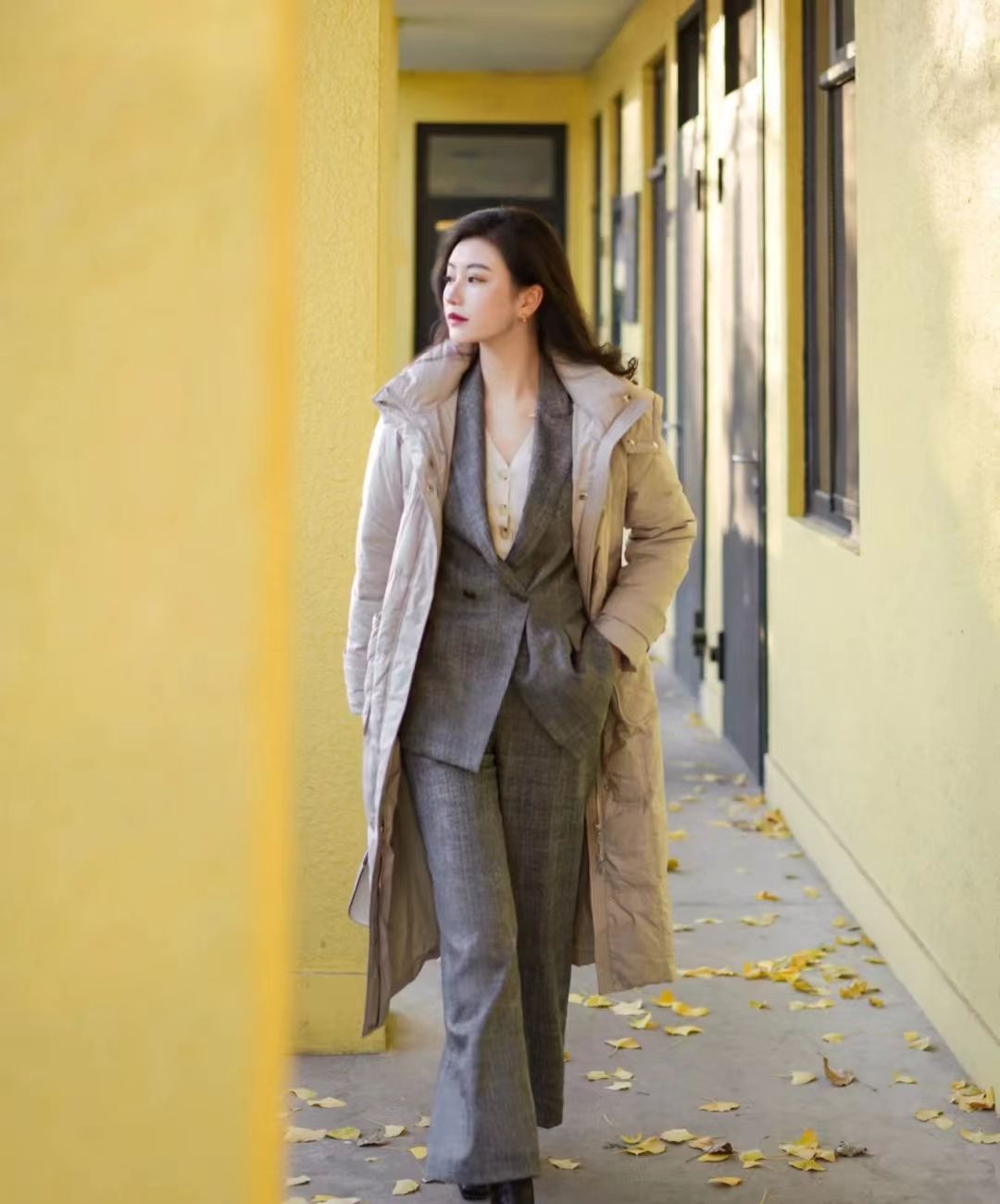 羽绒服毛衣内搭什么好穿,羽绒服敞开穿露出内搭更显层次感