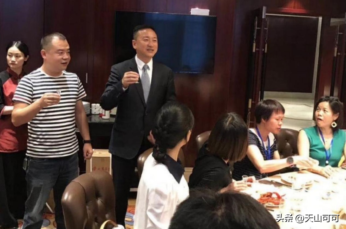 饭局领导让买烟什么意思,酒桌上朋友叫你出去买烟怎么办