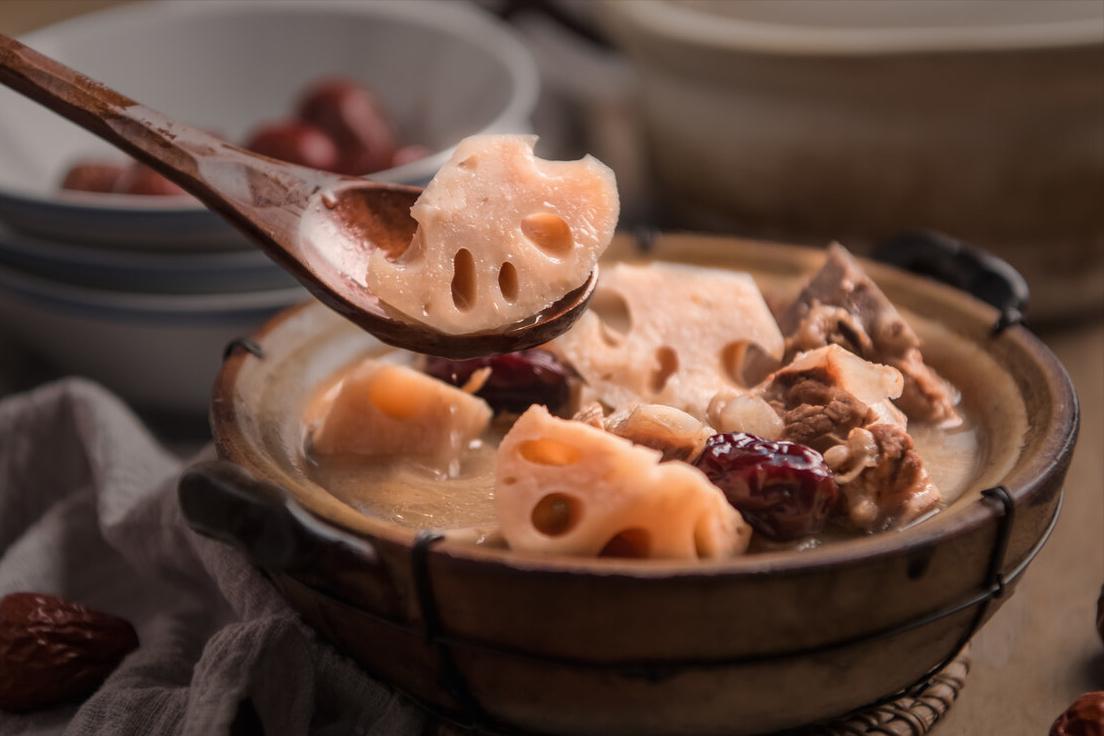 炒菜用纯铁锅还是生铁锅好,一般炒菜用的铁锅