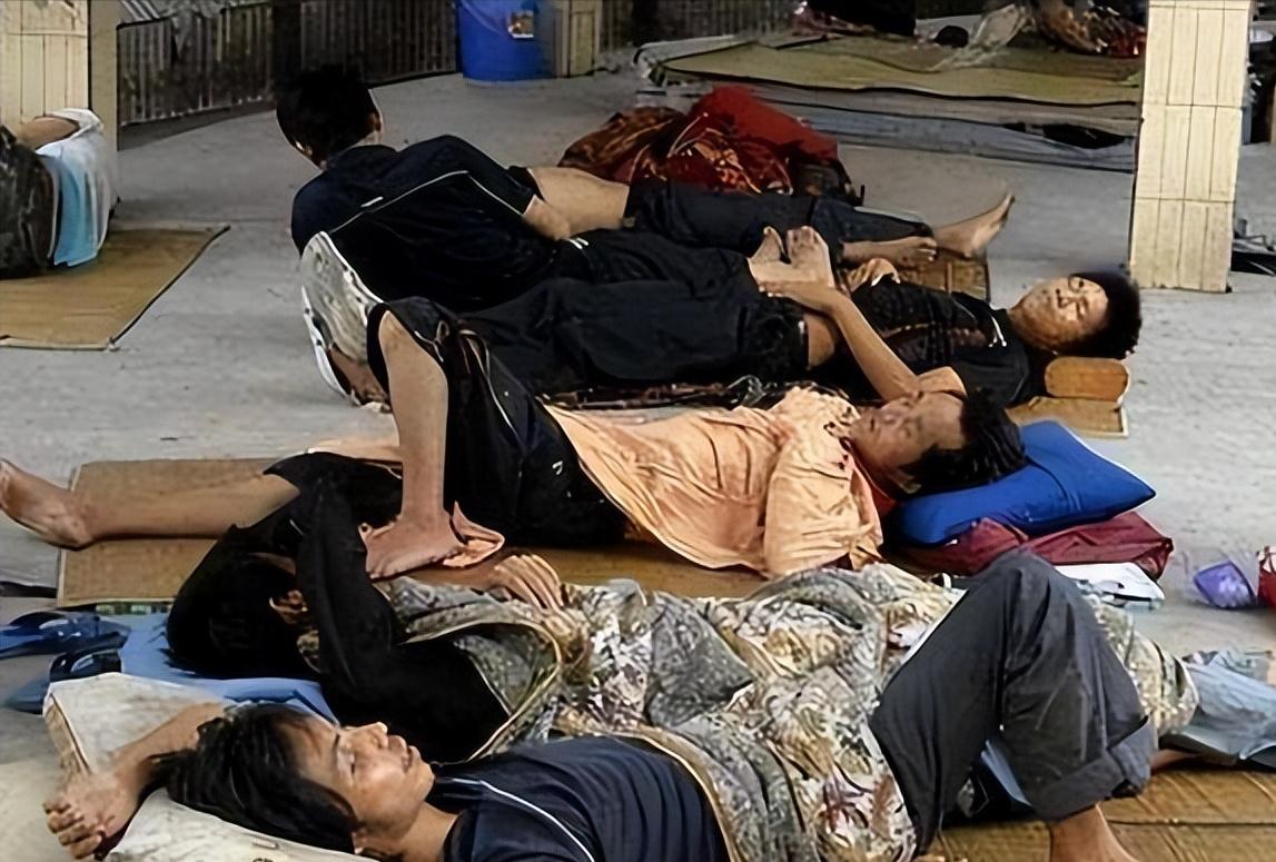 三和人才市场，里面的奢靡让人沉迷，“吃3元的面条睡着大街”