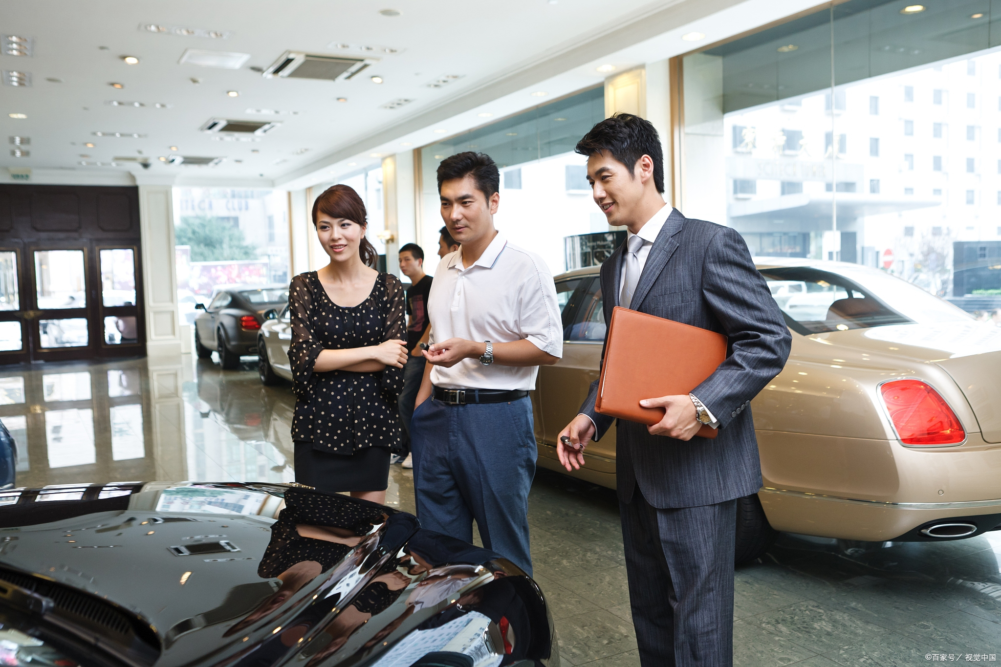 老百姓没钱了？社会上跟着出现了4个明显变化，对普通人影响很大