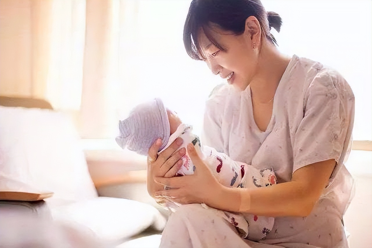 为什么宝宝一吃母乳就想睡觉，放在床上一会儿又醒来？原因太暖心