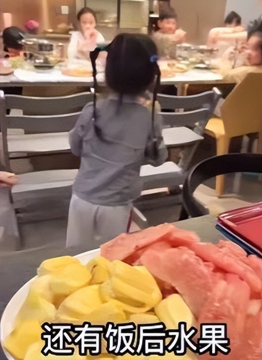 6个孩子每人配一个保姆，这位宝妈好奢侈，嫁亿万富豪住千平豪宅