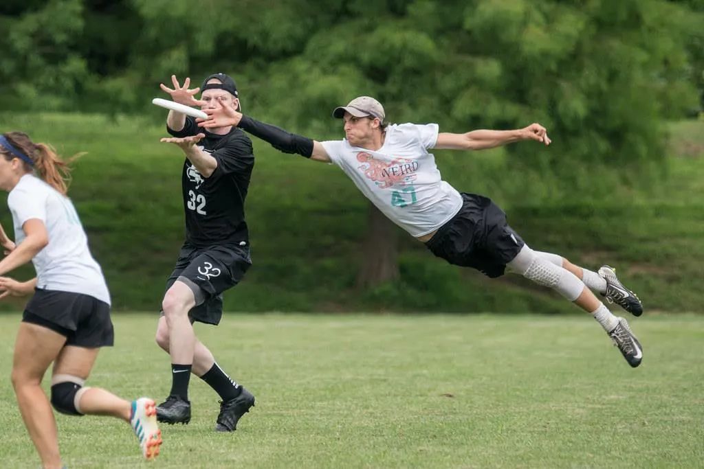 玩飞盘怎么拍照,玩飞盘照片