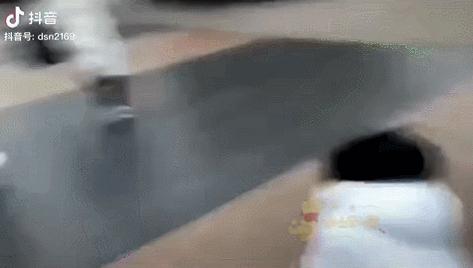 迪士尼买玩偶憋到尿血事件分析,迪士尼排队买玩偶一男子当场崩溃