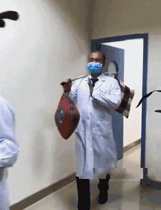 大街上看到的一幕万万想不到,大街上的一幕视频