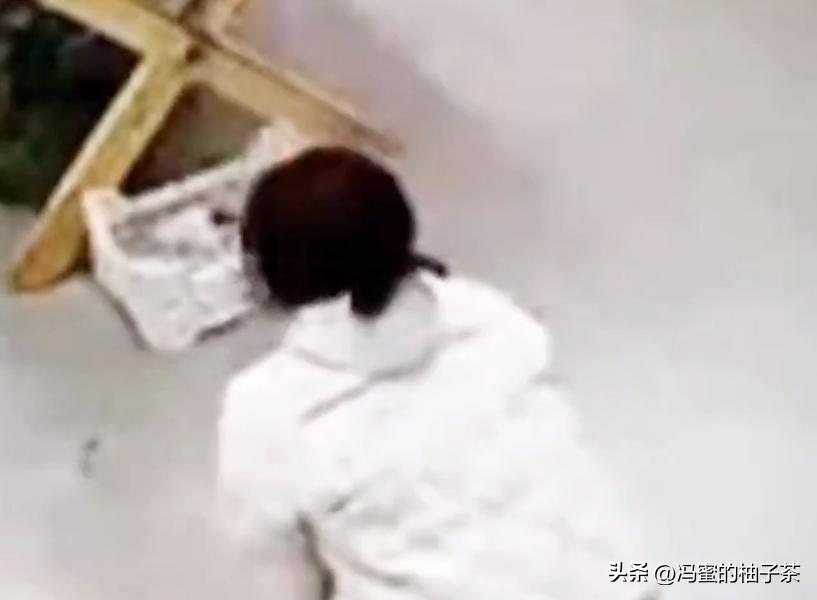 女子为200块买鞋下跪父母,女子为买鞋下跪父母