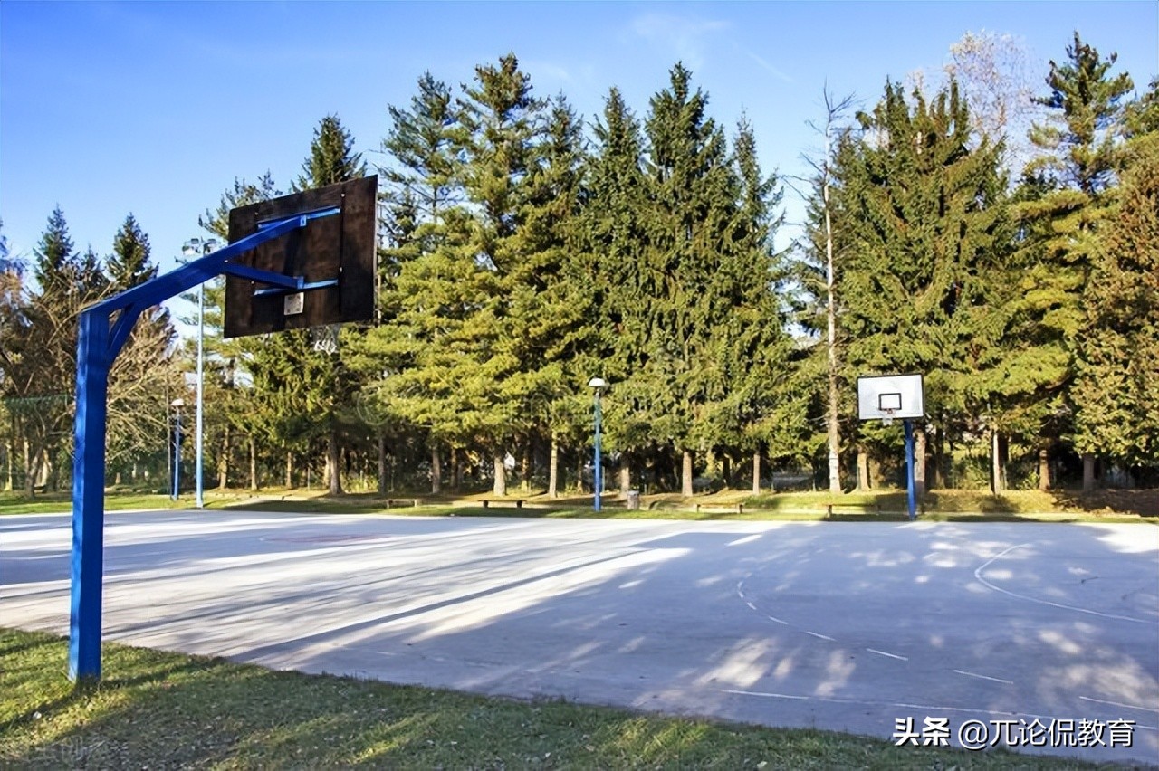 篮球场距离居民楼太近找谁,小区篮球场离住宅楼不到5米