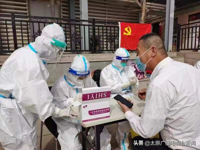 有一种担当叫奉献致敬抗疫志愿者,坚守在抗疫一线志愿者暖心故事