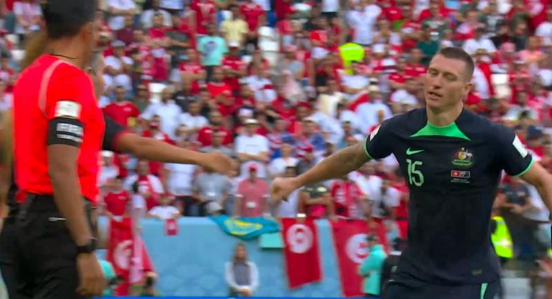 谁进我球就砸谁？世界杯进球功臣被激怒了，对手居然还偷着乐