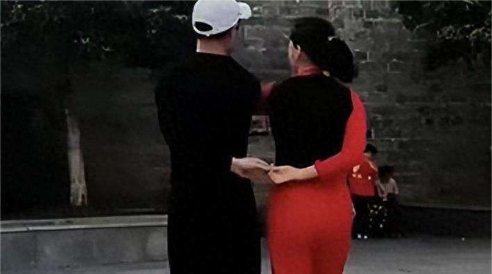 40岁，老光棍，隔壁新来的大妈故意走光，无意看到那抹黑色风景