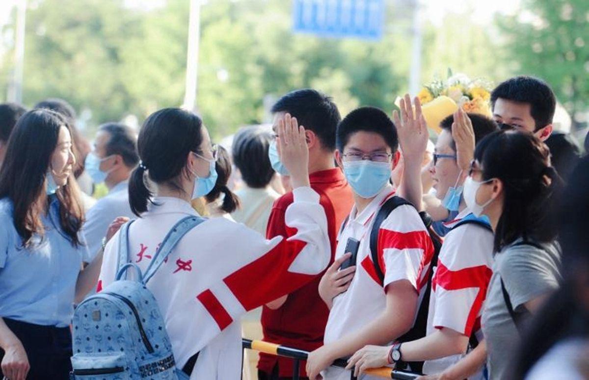 当年说高考题很简单的考生,今年高考提前交卷考得怎么样了