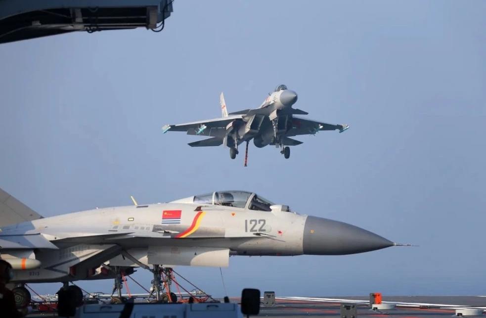 超级大黄蜂能干掉蜂群吗,超级大黄蜂和歼15谁更厉害