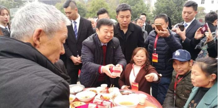 郑大清回馈家乡村民,郑大清为家乡捐款多少