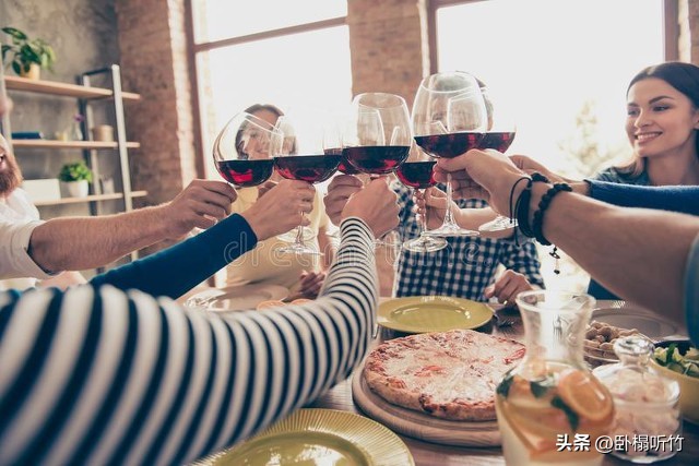 公务员日记:饭桌上加微信的那点事儿