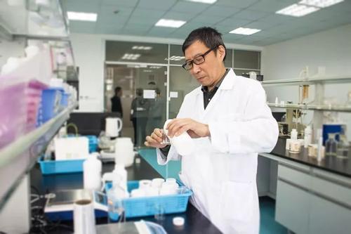 1瓶9块,年入70亿!中国最“土”老字号,为什么还没倒?