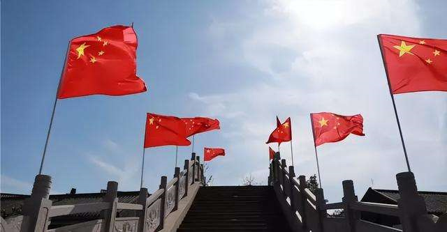 当年五星红旗仅5票，三号作品得了342票，为何最终选择五星红旗？