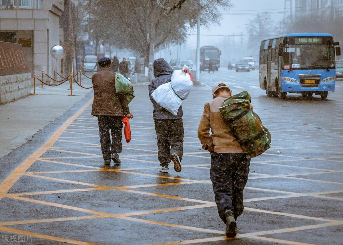 农村返乡潮越来越严重,2020农民工返乡热潮的出现