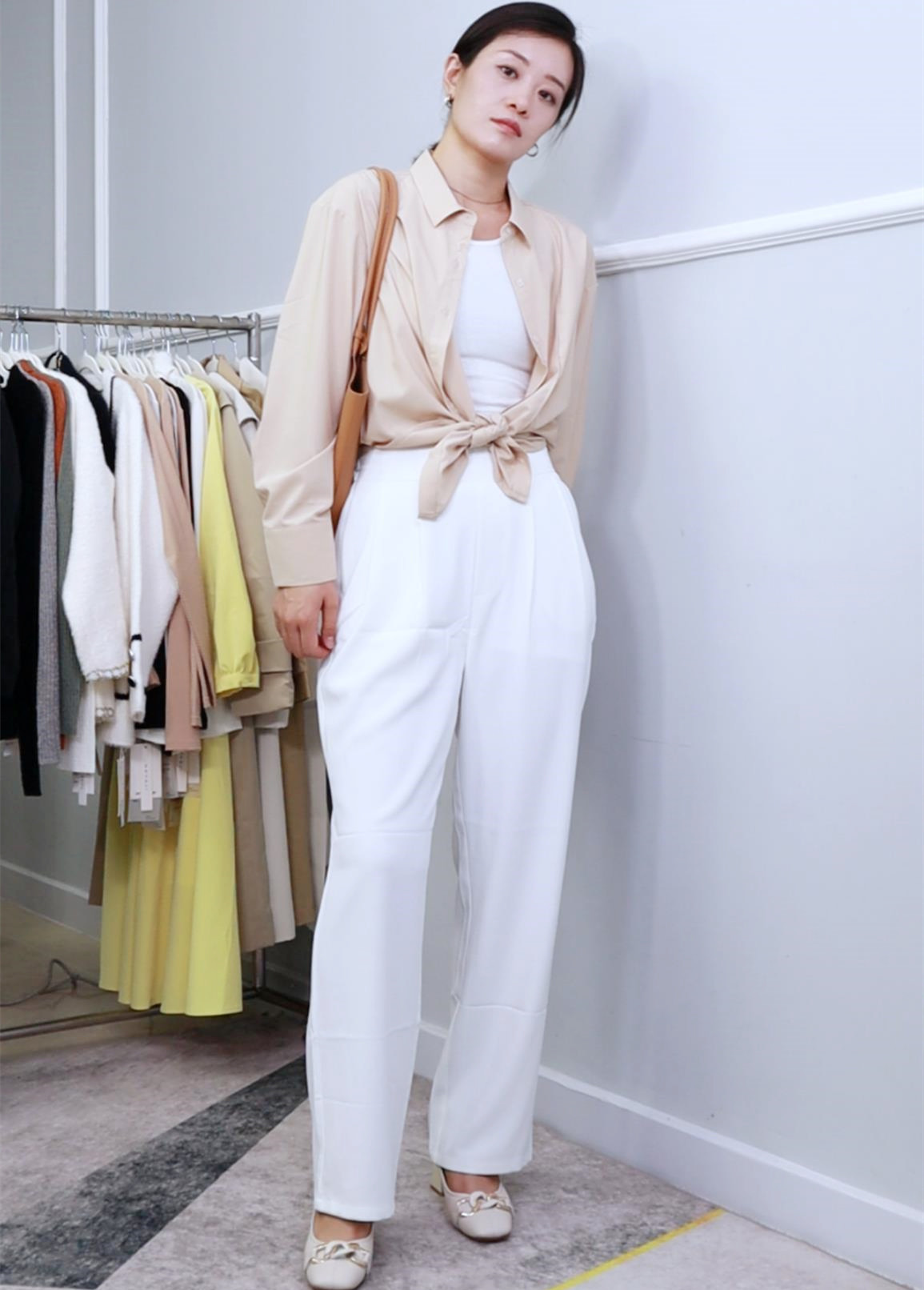 白t恤搭配什么衬衫比较好看,白t恤外面搭配什么样的衬衫