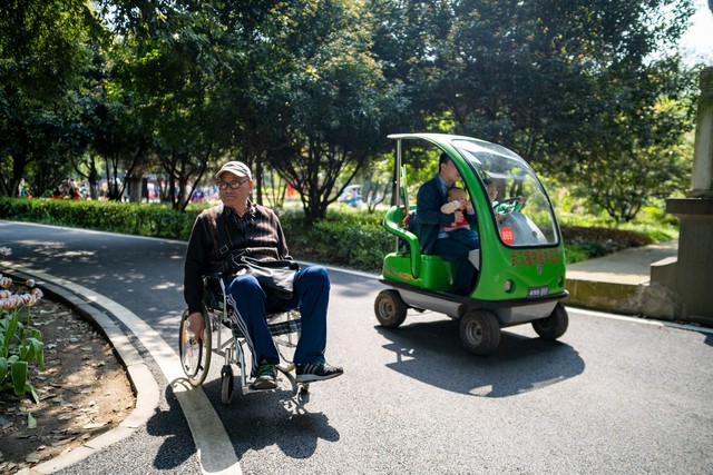 驾驶电动轮椅的注意事项和选购,电动轮椅的安全速度怎么规定的