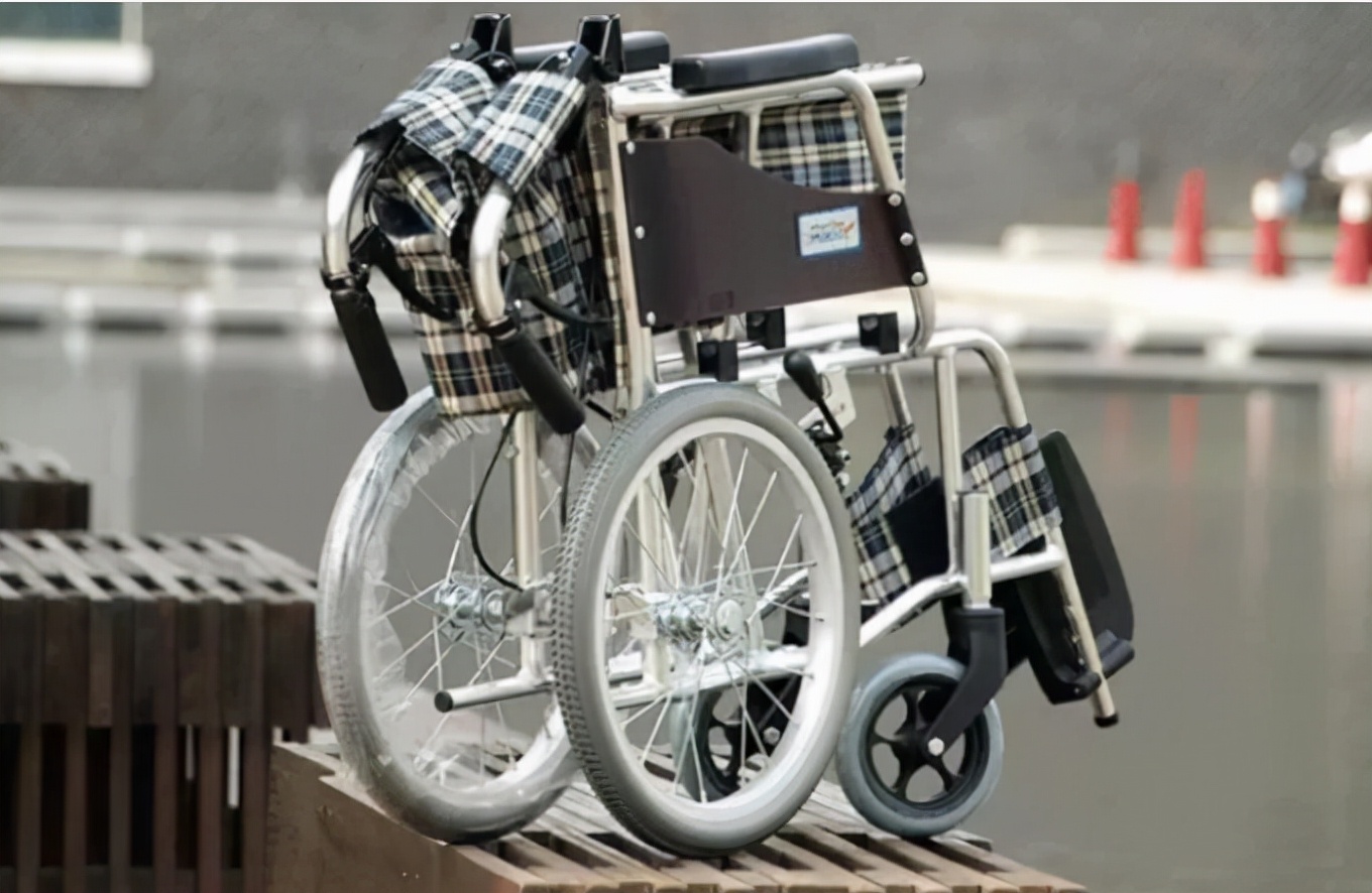 老年人专用轮椅怎么挑选,如何给老人挑选手动轮椅