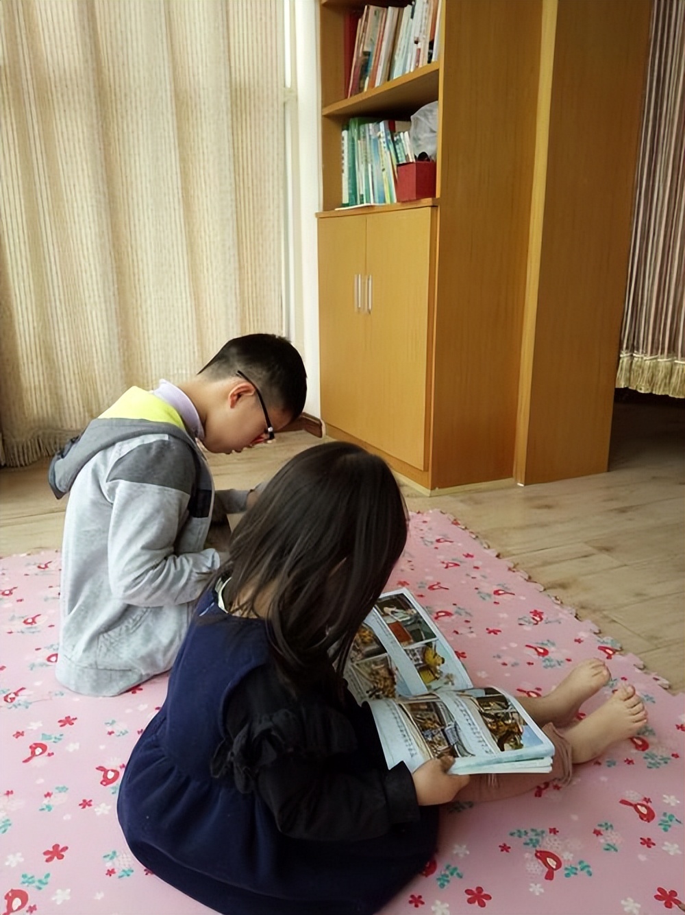 表妹发现表哥偷看小书，当着亲属的面揭露，表哥恼羞成怒引发悲剧