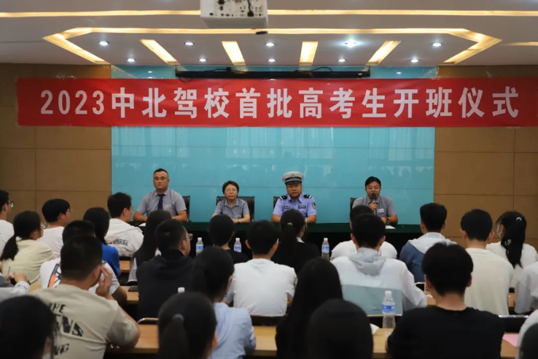 交警组织夜查培训,交警走访驾校暑期练车