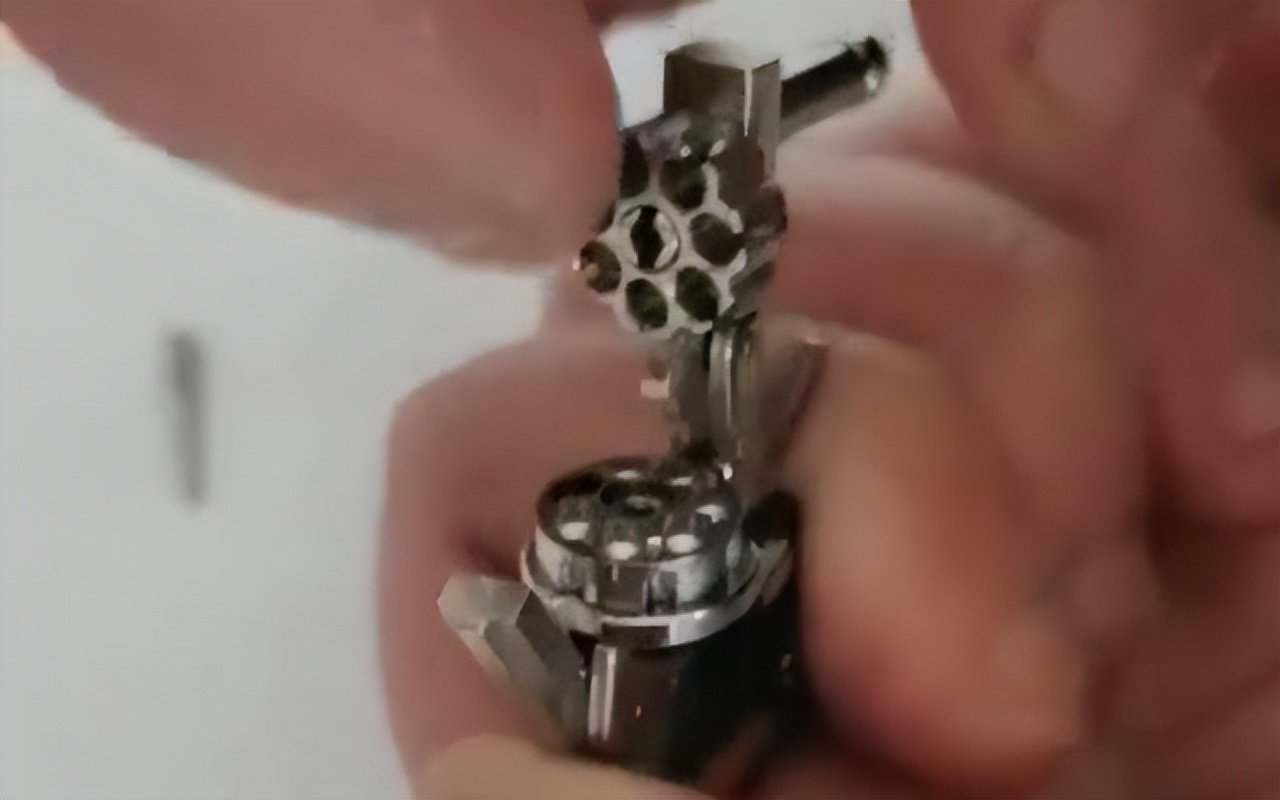 18岁小伙购买玩具枪被判无期,枪型钥匙扣案件是哪里抓的