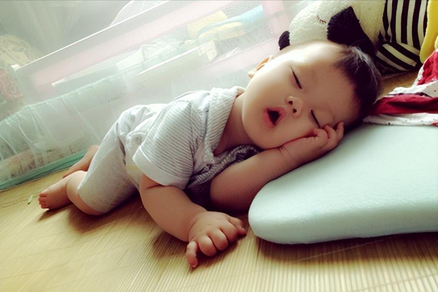 宝宝晚上睡觉倒睡怎么调整,8种错误睡姿宝宝越睡越迟钝