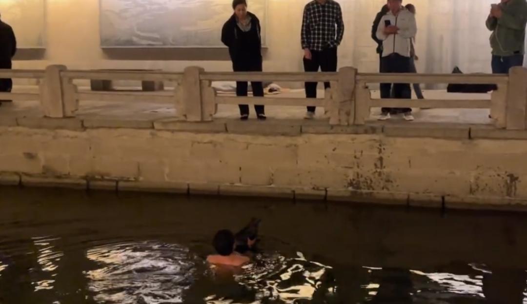 “放在卫生间里的床”冲上热搜，堪称当代现实恐怖故事