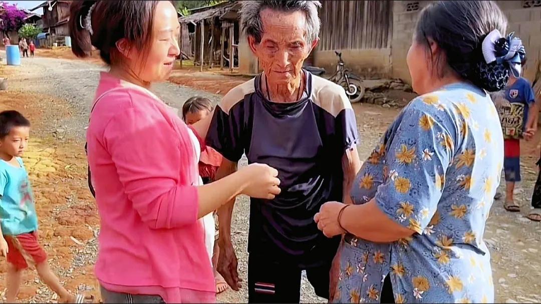 老挝古稀老汉娶妻,老挝57岁大叔娶19岁媳妇