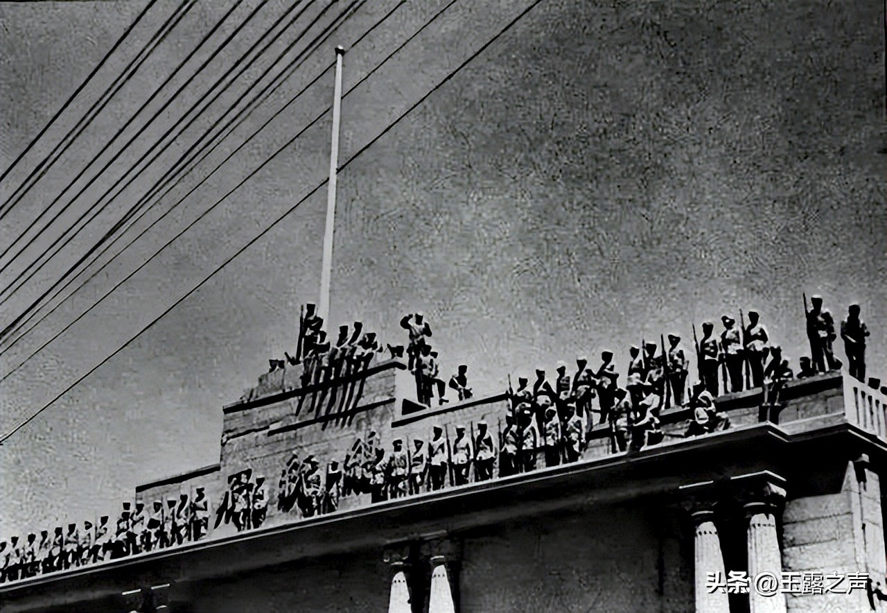 人民解放军占领南京，毛*东泽**写了一首慷慨激昂的诗，学者大加赞赏