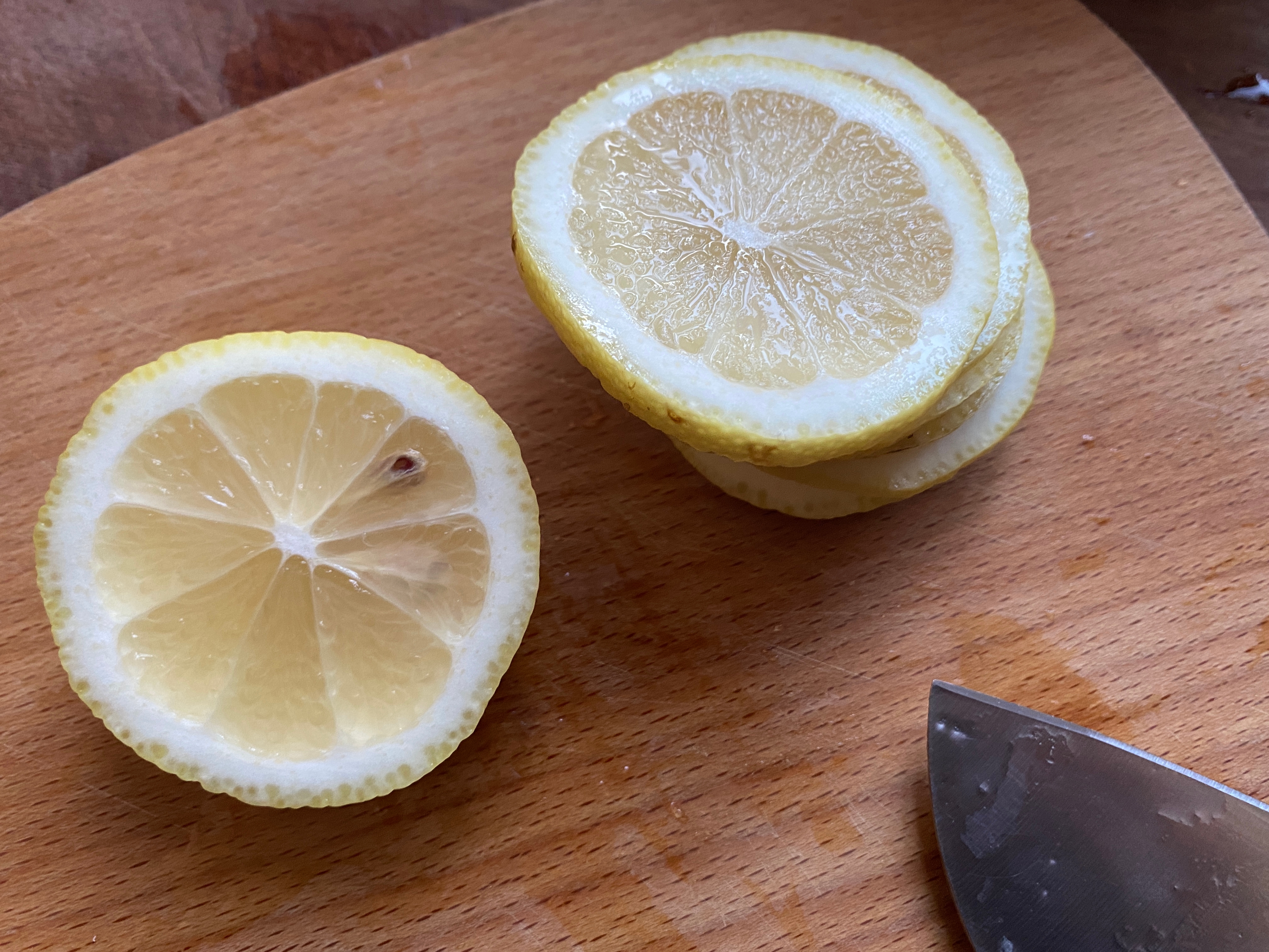 如何用柠檬和蜂蜜做出好喝的饮品,柠檬蜂蜜怎么做不浪费蜂蜜