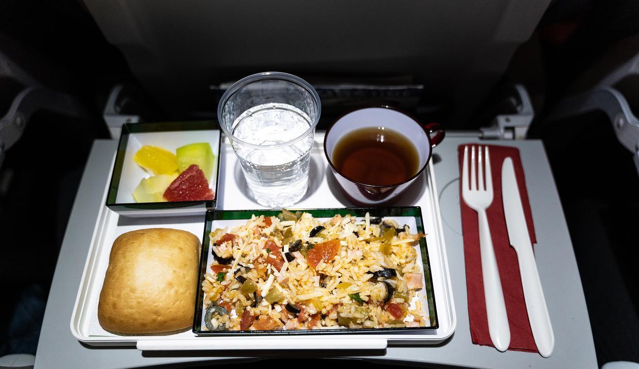 南航回应旅客遭员工辱骂,南航头等舱飞机餐吐槽视频