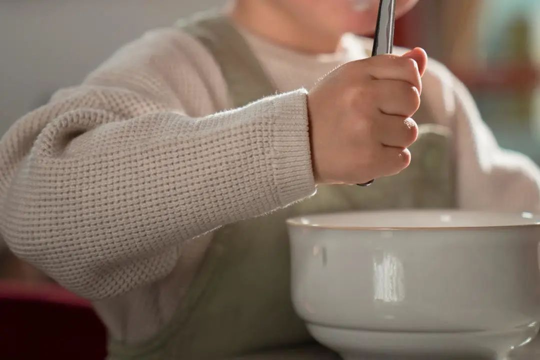 7岁孩子吃饭磨蹭挨打不管用,孩子吃饭做作业不专心磨蹭怎么办