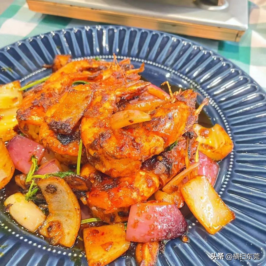 南城县夜宵排档一条街,附近大排档生蚝99元100只